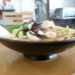 みどり屋 - 野菜も大きくざっくり切ってあって具沢山。