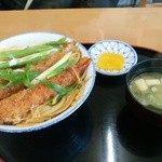 みどり屋 - エビ丼７５０円、味噌汁と漬物つき。
