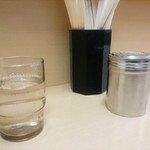 煮干鰮らーめん 圓 - テーブルセットは胡椒オンリー