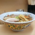 煮干鰮らーめん 圓 八王子本店 - 着丼、器も美しい