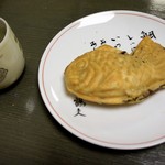 たいやき わかば - 鯛焼き 150円 イートインにはお茶あり＝16年2月