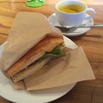 秀一楼 - 本日のパニーニセット

カボチャスープと鶏肉とサルサソース＆チーズのパニーニ。
地元の野菜を使ってあるそうでおいしく頂きました！
 (*´ڡ`●)