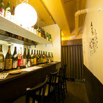 魚と酒と串 ちろり - カウンター席。お酒を選びながら！！