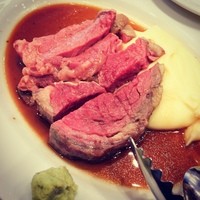 トラットリア グランボッカ - お目当てのローストビーフ。脂の部分は別にカリカリに焼いてくれてそれも美味しかった。ローストビーフって薄切りなイメージだけど、これはステーキだったな。わさびがよく合った。