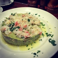 トラットリア グランボッカ - アボカドとカニのタルタル、これボリュームもあって最高に美味しかった。シューに塗っても最高。