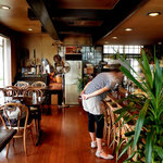 アンクルハウス - 店内　妹ちゃんがケーキを選んでます＾＾