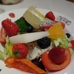 果実園リーベル - 旬野菜とフルーツのサラダ950円