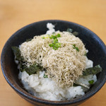 支那そば かでかる - とろろ昆布乗っけご飯