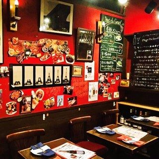 映画「アメリ」に出てくるような暖色系の店内