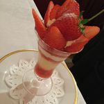 資生堂パーラー - 福島県産 ふくはる香のスペシャルストロベリーパフェ
