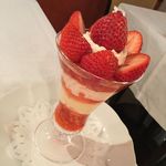 資生堂パーラー - 福岡県産 やよい姫のストロベリーパフェ