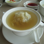 Prince Restaurant - フカヒレ、貝柱、キヌガサダケが入った贅沢なスープ餃子。