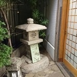 Hatsune Zushi - 入口　灯篭