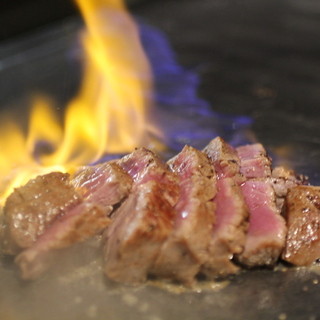 目の前で焼く飛騨ビーフのステーキ！食材などにもこだわりあり