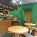 SINCERE GARDEN CAFE - ナチュラル・ブラウンとグリーンを基調にした店内2