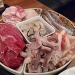 中国料理 仙ノ孫 - 四川火鍋の具材：豚、鶏、牛の肉各種と内臓類と、本日の鮮魚・海鮮類