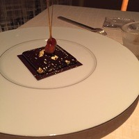 ベージュ アラン・デュカス 東京 - カレ・シャネル ショコラ・プラリネ、ヘーゼルナッツのアイスクリーム添え