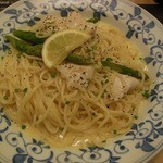 鎌倉パスタ - 蒸し鶏とアスパラのレモンパスタ（大盛り）