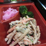 博多区役所内食堂 はかた - お弁当のサラダはごぼうのサラダ、人参と胡瓜が味と彩りを添えてます