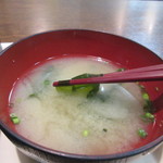 博多区役所内食堂 はかた - お弁当に添えられた汁物はワカメのお味噌汁です。
