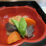 博多区役所内食堂 はかた - 煮物もお弁当に添えられてました。

