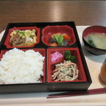 博多区役所内食堂 はかた - 注文すると手早く店員さんが日替わり弁当５００円を作ってくれました
