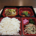 博多区役所内食堂 はかた - お弁当は４つに仕切られた松花堂風の御飯大盛りのお弁当です。
