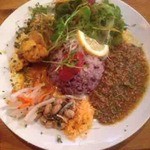 虹の仏 - 日替わりスパイスカレーあいがけ(出汁キーマ、チキン)