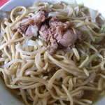ラーメン二郎 - 小ぶた野菜（この下にも豚がゴロゴロ）（'10/8）