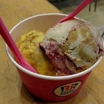 サーティワンアイスクリーム - 2016.02　シーズンフレーバーのカスタードプディング（下）とキャラメルフロマージュ（上）