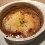 エノテカラウラ - 新玉ねぎとアジアーゴチーズのスープ