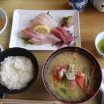 海女の小屋 海上亭 - 一番少ない地魚定食でこの盛り