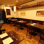 カフェ ピッコリーナ - 白壁と木目のコントラストが重圧感を生み出し、まるでイタリアの酒蔵を思わせる雰囲気