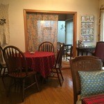 マーガレット - 奥の部屋は和室にテーブル