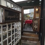 入り口はウッドデッキテラス