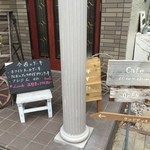 マーガレット - 玄関前にお菓子のメニューと
      案内の看板。