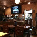 タイ田舎料理 クンヤー - 大画面テレビではタイの番組やスポーツが流れています