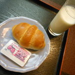 金蘭荘 花山 - 納豆やパン、ジャム＆バター、お茶や牛乳などのドリンク類等々のブッフェテーブルも、ありました。2014.10