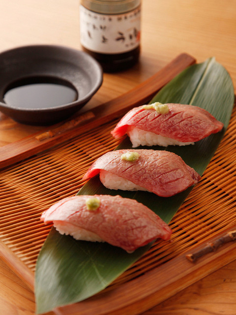 焼肉酒屋いっ心 - 一番人気の和牛の炙り寿司