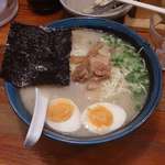 鐵釜 - まずはラーメンから食べてみると、麺は長浜系のラーメンよりは若干太めで小麦の風味が香る麺に、クリーミーな豚骨スープが合わさったもので、豚骨スープにありがちな臭みがない仕上がりです。