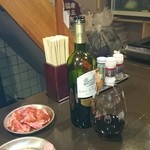 Taishuu Horumon Yakiniku Jun - ワイン～グラスが素敵なのにこの後お肉の油で。。。