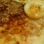 コジコジ - ケチャップライスにミート&ホワイトソース、カリカリパン粉とゆで卵のハーモニー