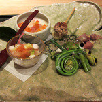 白 - 昼の一汁三菜1。八寸：ヒラスズキの酢ジュレ 渡蟹とイクラの茶碗蒸 ホタルいか 鴨つみれ こごみ(2016.2)