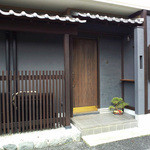 白 - お店とは気づきにく外観。昨年12月に開店とのこと(2016.2)