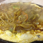 ジュー文華 - たまご焼きの上にもつカレー野菜炒め