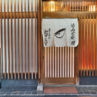 たてもと - 商店街の一角にあります。