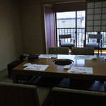 Kakiyasu - 食事の部屋はテーブル席の「鶴」の間