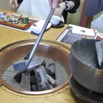 柿安 - 炭を入れて