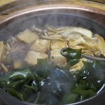 柿安 - 続いてワカメ、豆腐、しめじを入れて・・