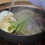 柿安 - お次は玉葱、九条ネギ、牛蒡、人参、糸コン、小松菜を入れて・・・